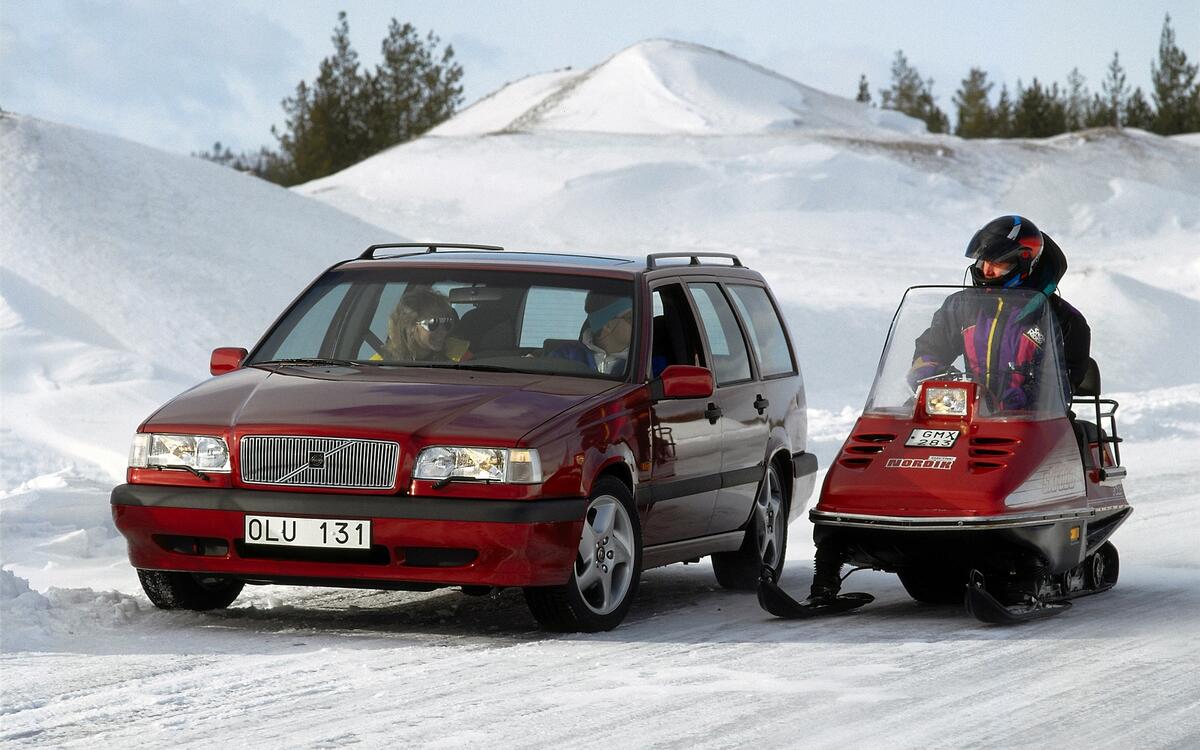 Volvo goes all-wheel drive (1996)