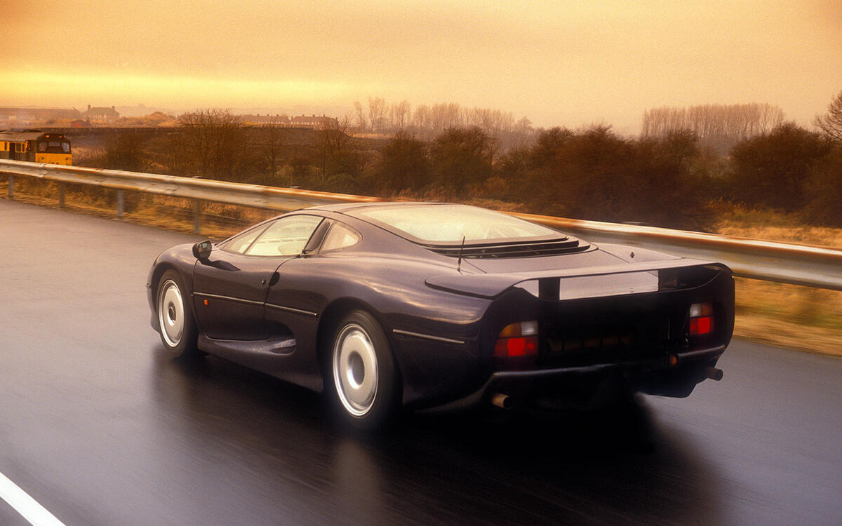 Jaguar XJ220  Jaguar XJ220