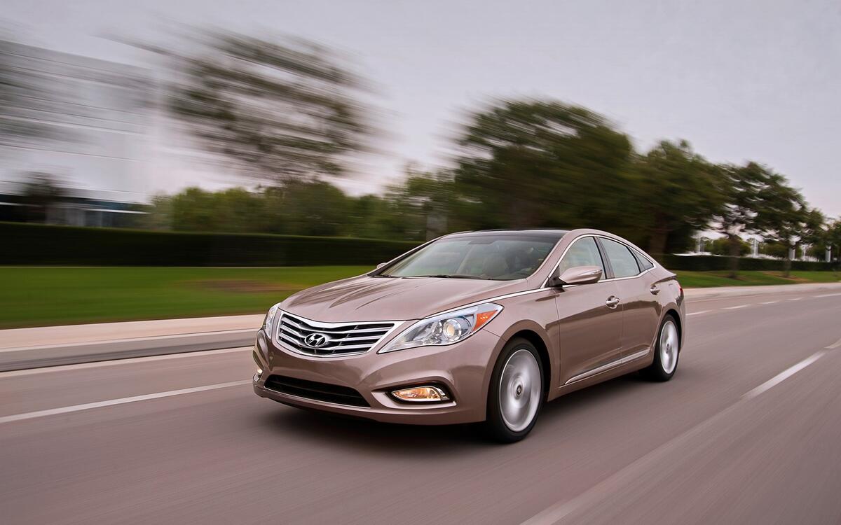 2: Hyundai Azera (3060 units sold)