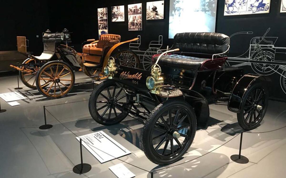 MASS-PRODUCED CAR: Curved Dash Oldsmobile (1901) MASS-PRODUCED CAR: Curved Dash Oldsmobile (1901)