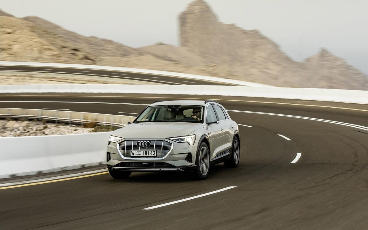 Audi E-Tron with rear-view cameras (2019)