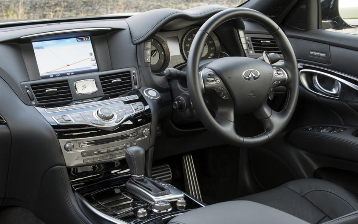 Infiniti Q70 - interior 