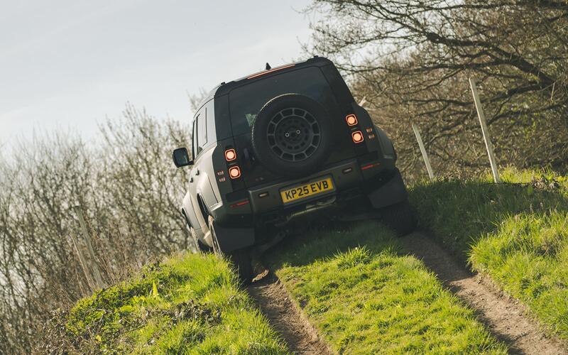BEST 4X4: Land Rover Defender Octa BEST 4X4: Land Rover Defender Octa