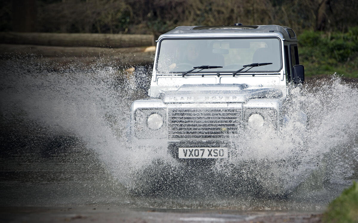 Land Rover Defender (1982-2016)