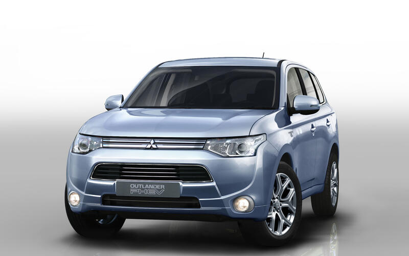 2014: Mitsubishi Outlander PHEV 2014: Mitsubishi Outlander PHEV