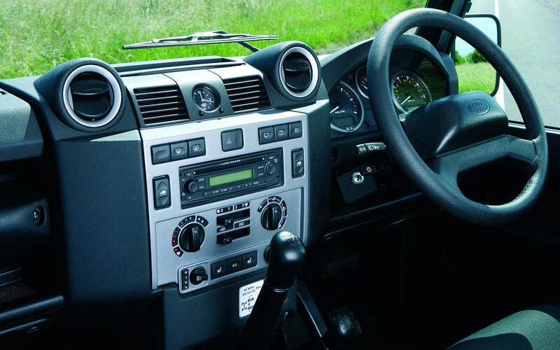 Land Rover Defender (1982-2016)  Land Rover Defender (1982-2016)