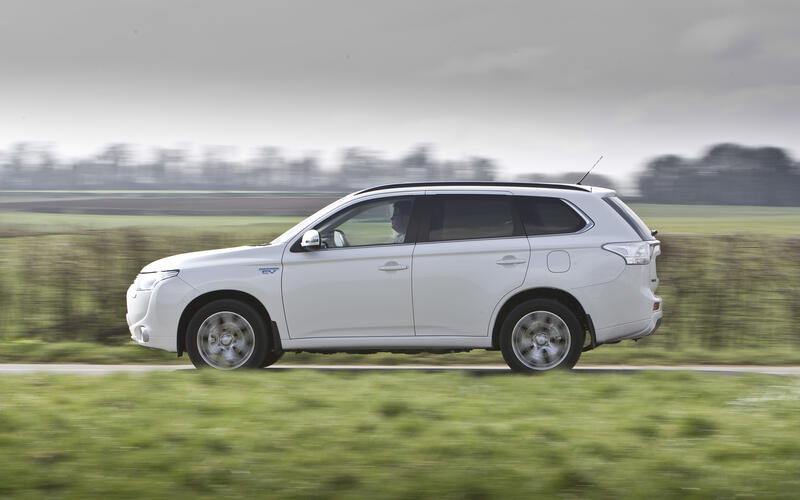 2014: Mitsubishi Outlander PHEV 2014: Mitsubishi Outlander PHEV