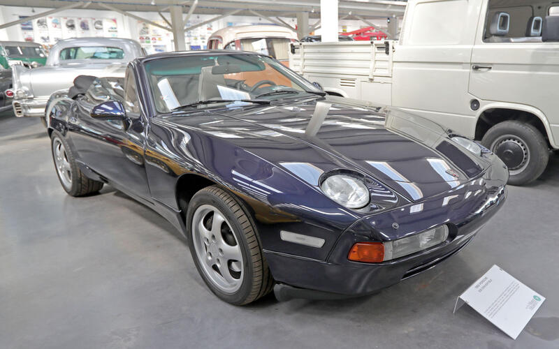 28: Porsche 928 DHC