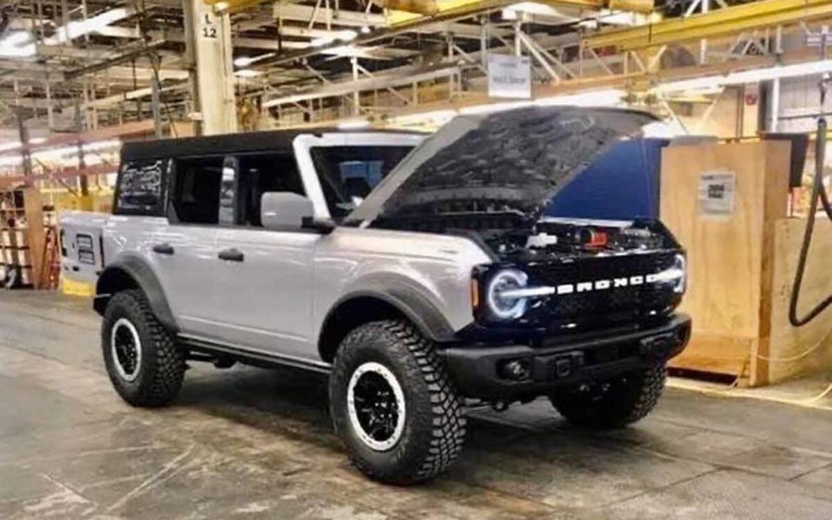 Ford Bronco vs. Jeep Wrangler Ford Bronco vs. Jeep Wrangler