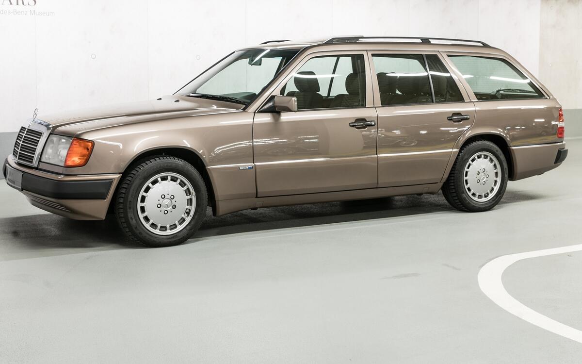 Mercedes S124 300E (1985) – max boot capacity: 1770 litres/62.5 cubic feet Mercedes S124 300E (1985) – max boot capacity: 1770 litres/62.5 cubic feet