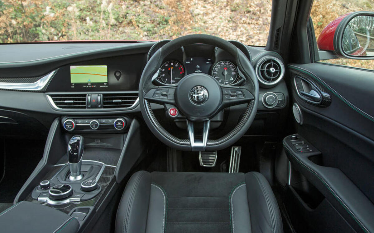 Alfa Romeo Giulia Quadrifoglio auto - interior 