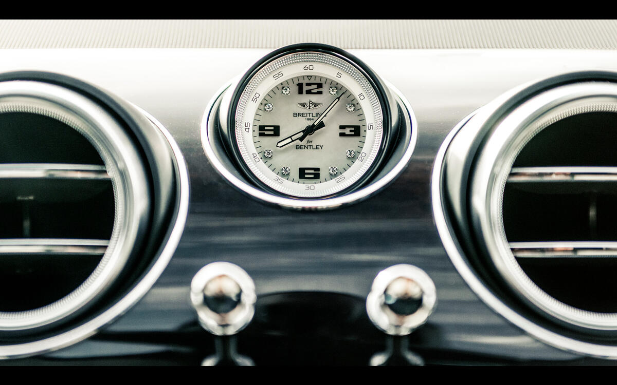 Bentley Bentayaga – Breitling Tourbillion clock Bentley Bentayaga – Breitling Tourbillion clock