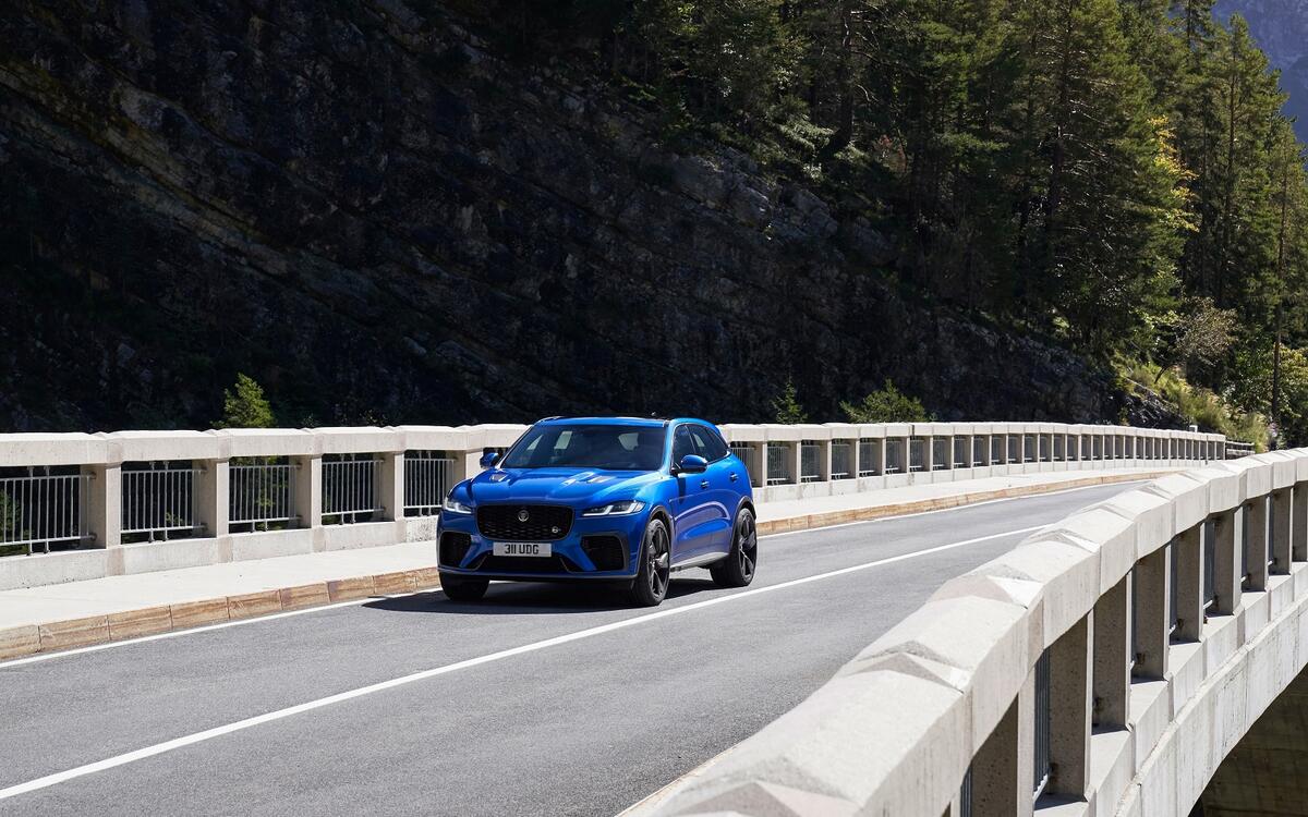 Jaguar F-Pace SVR (551 hp)