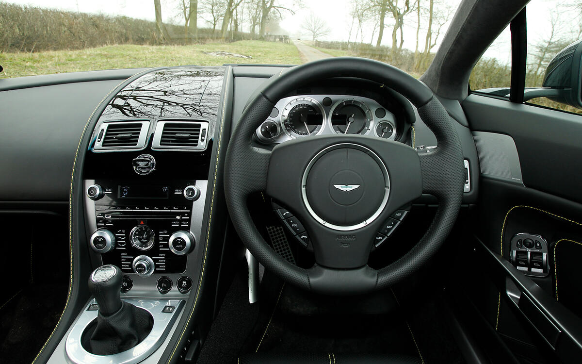 Aston Martin V8 Vantage - interior Aston Martin V8 Vantage - interior