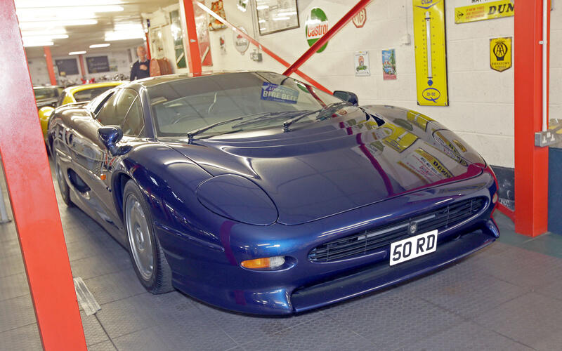 Jaguar XJ220
