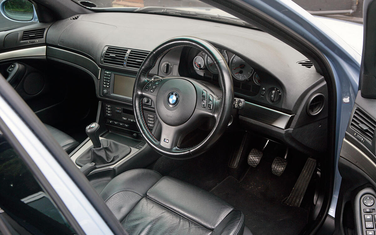 BMW E39 M5 (1998-2003) - interior