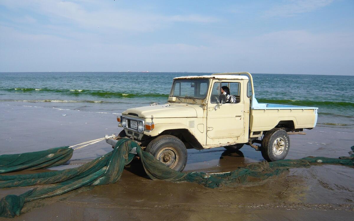 Land Rover Series vs. Toyota Land Cruiser Land Rover Series vs. Toyota Land Cruiser