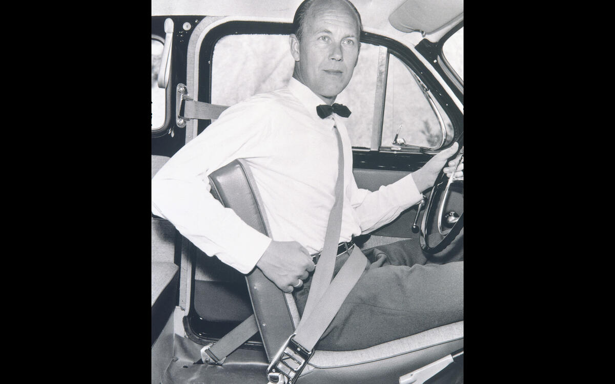 Three-point seatbelts