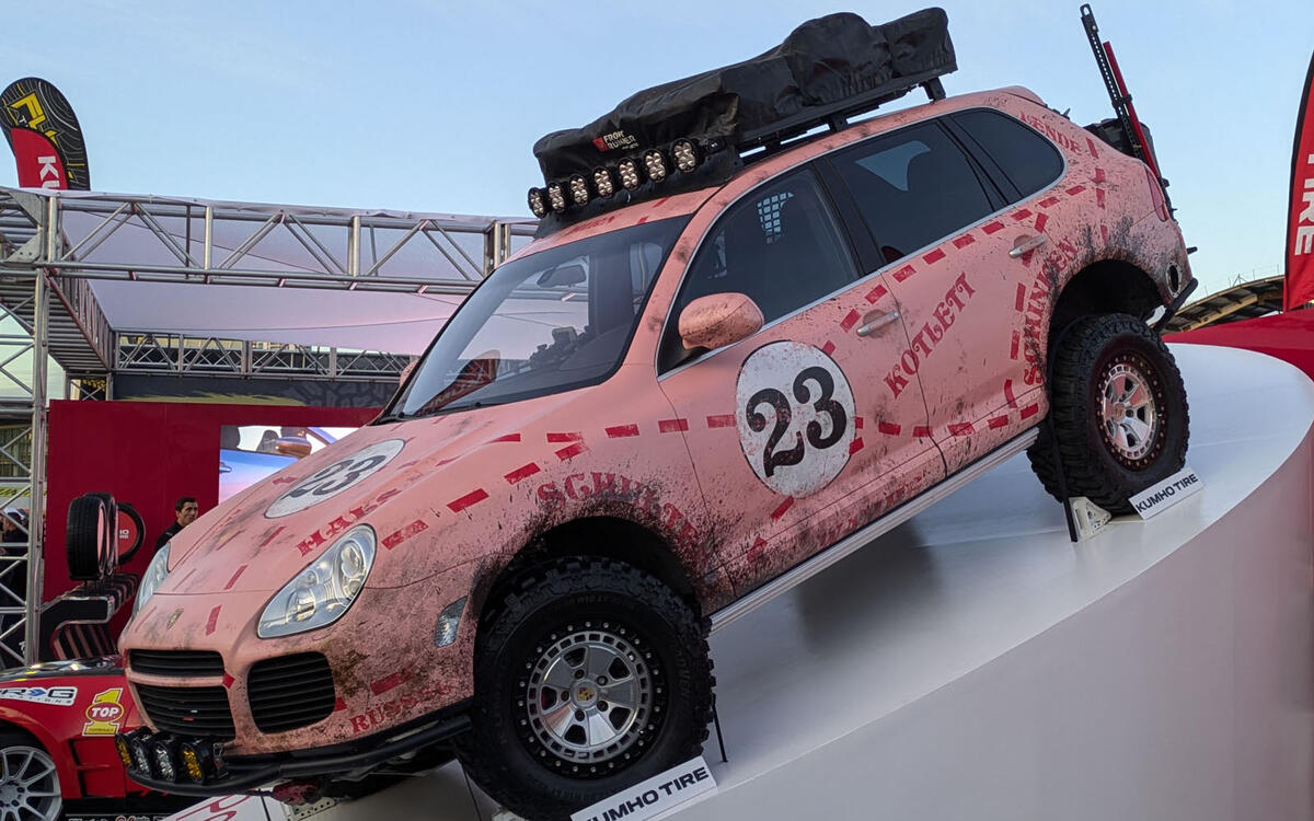 Porsche Cayenne Turbo S Pink Pig (2006)
