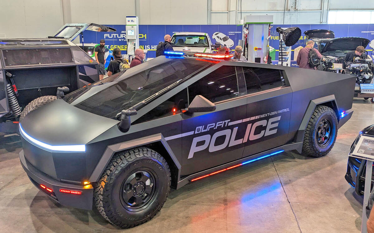 Tesla Cybertruck Police (2024)