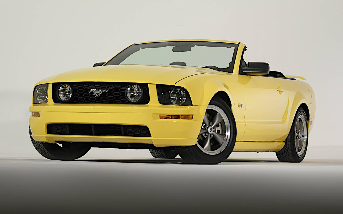 Ford Mustang (2004) Ford Mustang (2004)