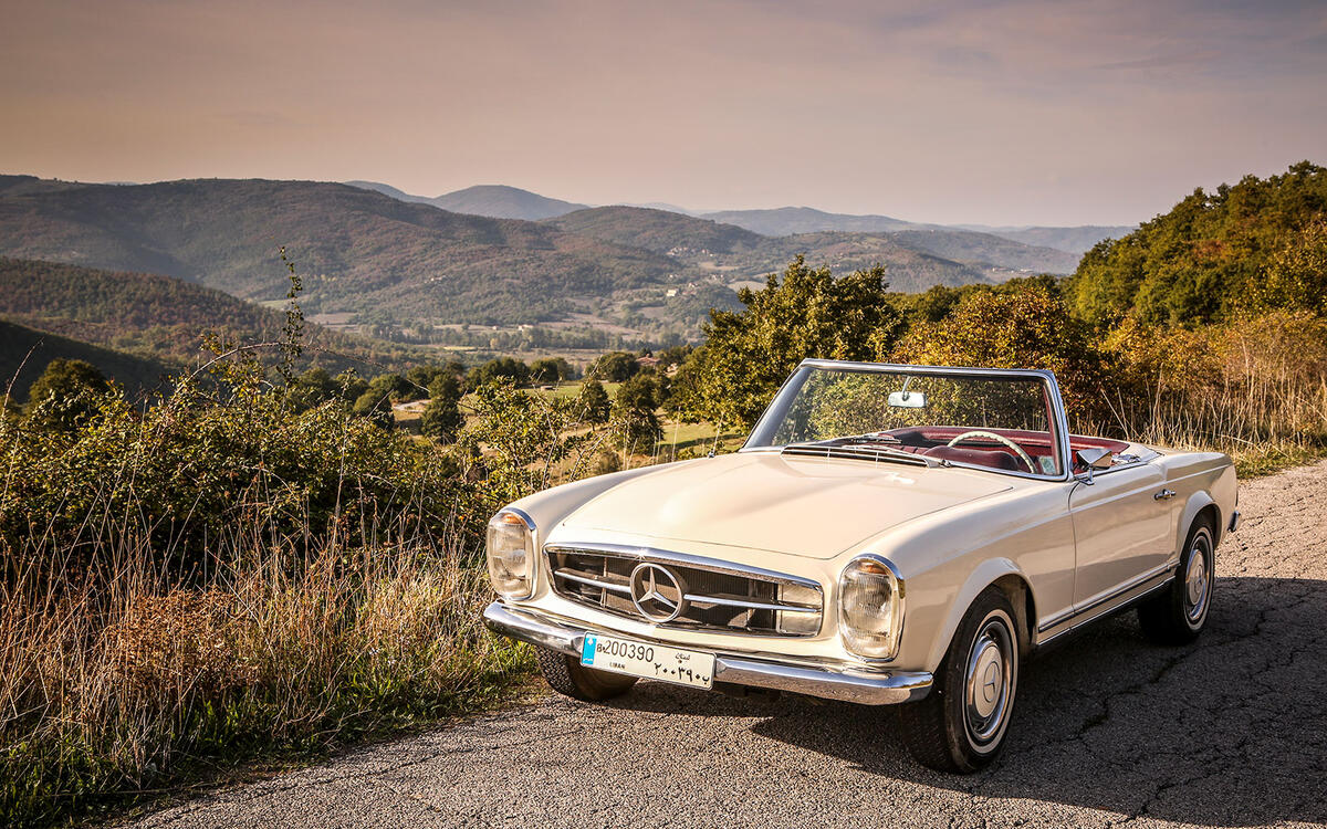 44 1963 Mercedes-Benz 230SL 