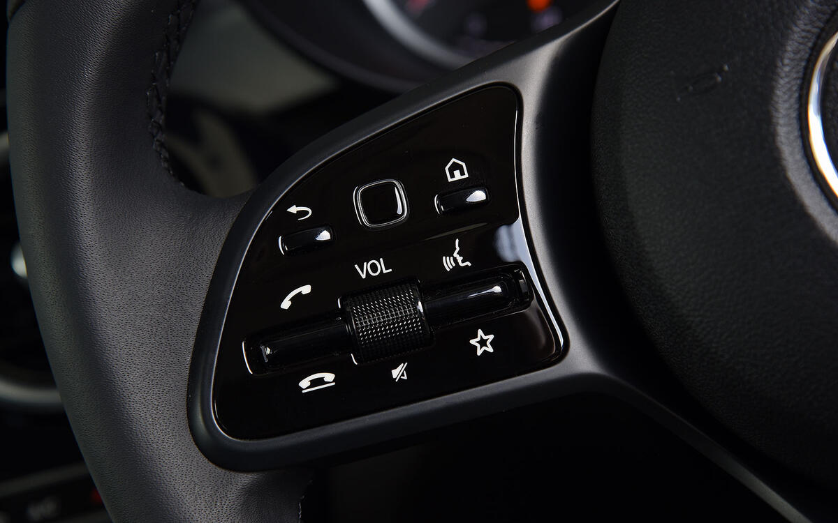 5: Not using the steering-wheel mounted shortcut buttons  5: Not using the steering-wheel mounted shortcut buttons