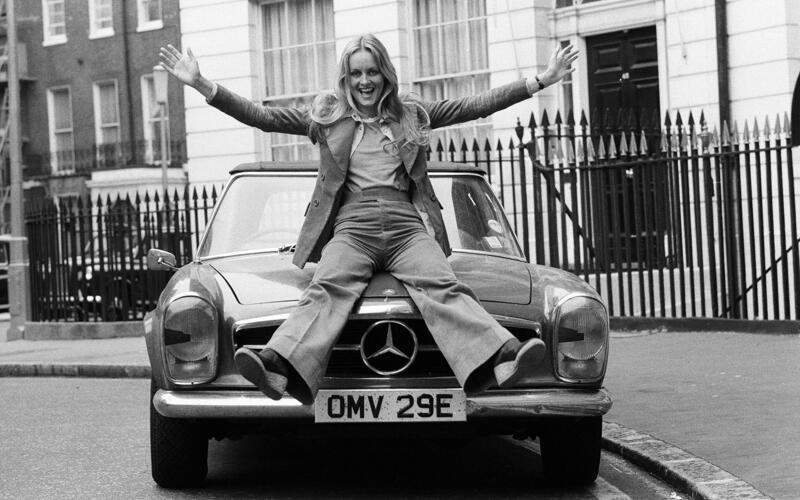 Twiggy – Mercedes-Benz 250 SL