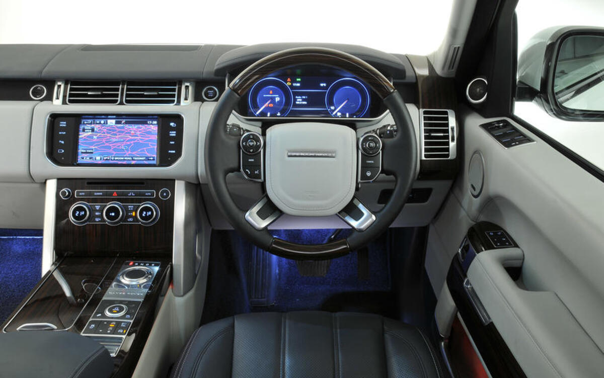 8: Land Rover Range Rover - interior 