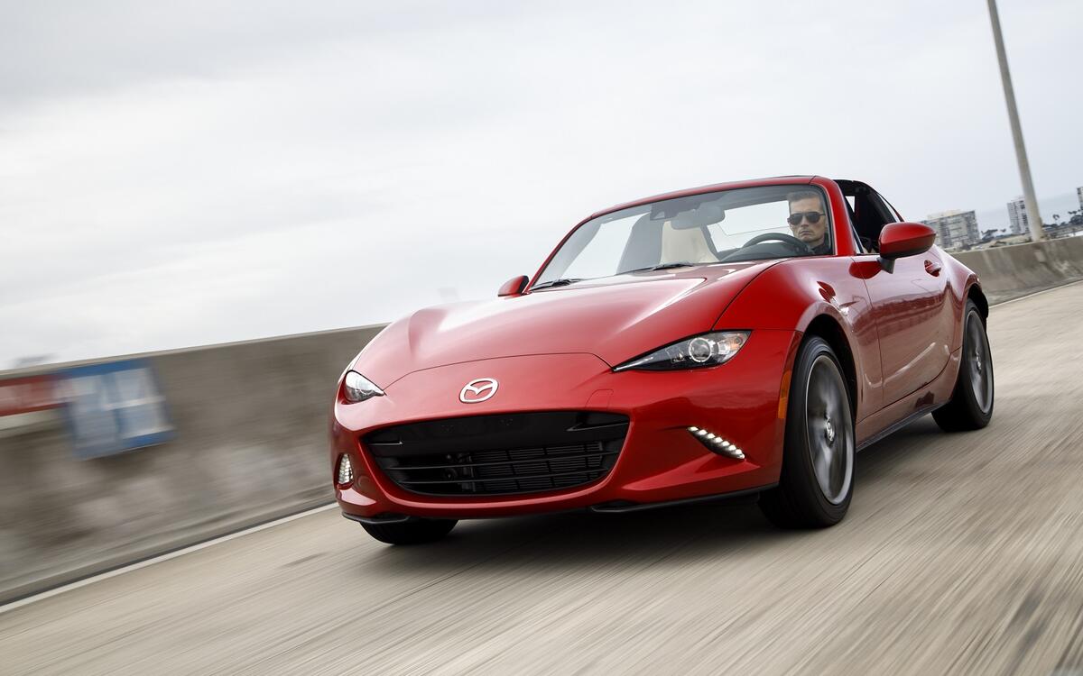 Mazda MX-5 Miata – 2332lb (1052kg)