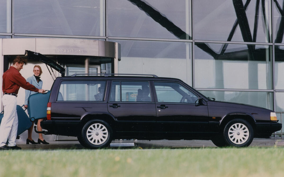 Volvo 940 (1990) – max boot capacity: 2121 litres/74.9 cubic feet Volvo 940 (1990) – max boot capacity: 2121 litres/74.9 cubic feet