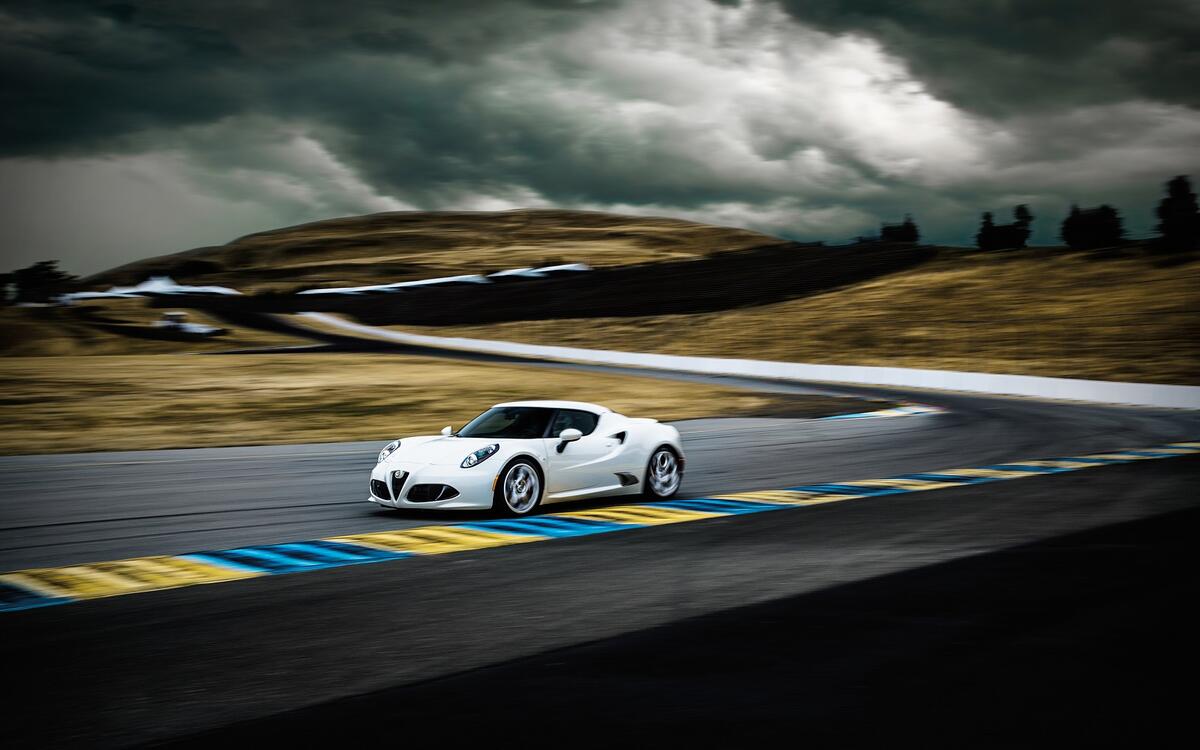 Alfa Romeo 4C – 2465lb (1087kg)