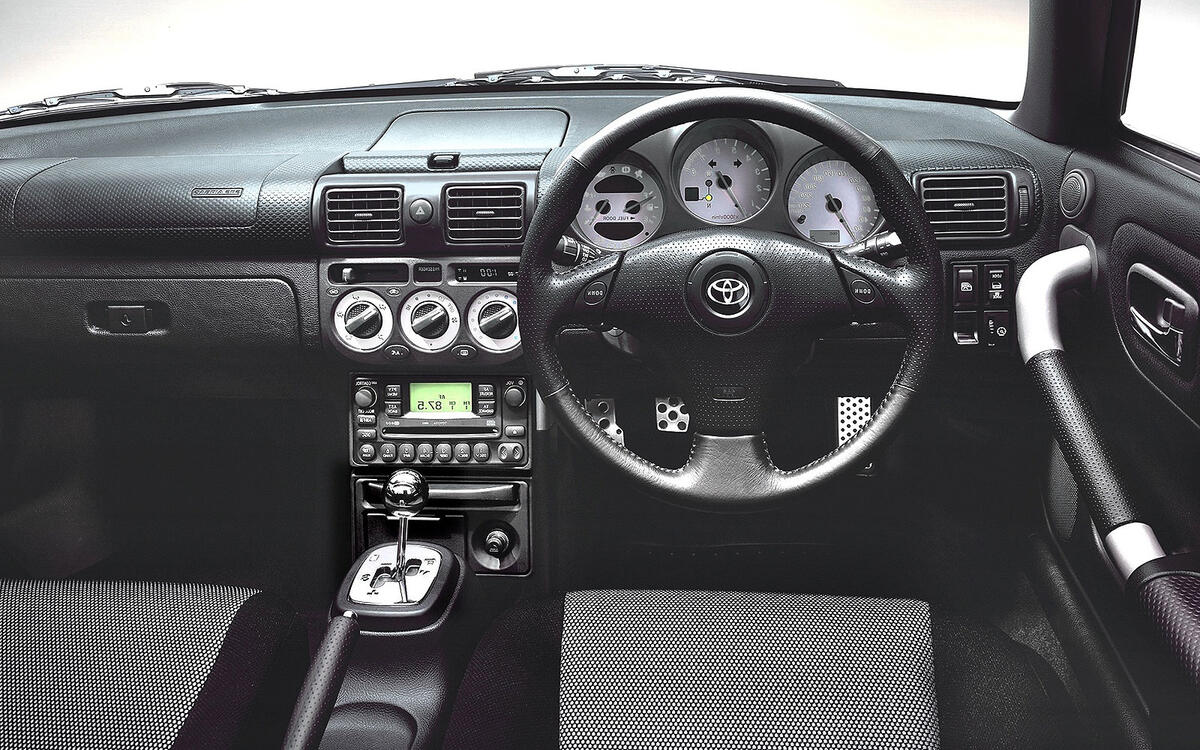 Toyota MR2 Mk3 (1999-2007) - interior