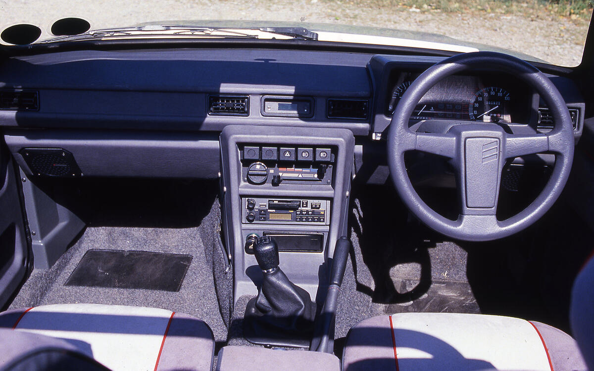 Inside Reliant Scimitar SS1