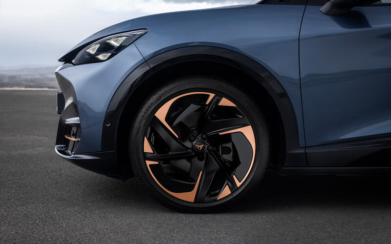 Detail shot of the 21" Katla alloy wheels of the CUPRA Tavascan