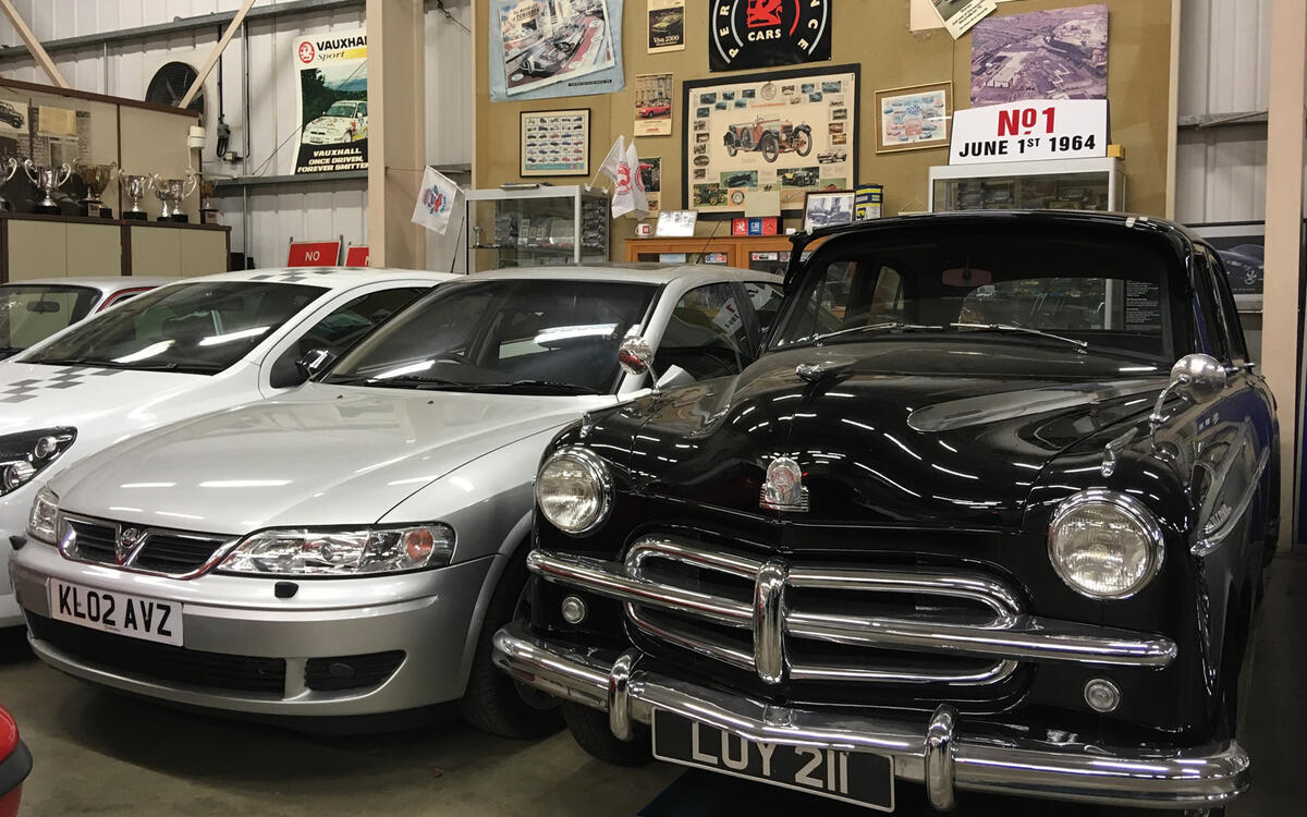 Vauxhall Vectra CDX 2.6 V6 (2002) and E-type Wyvern (1953)