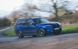 02 BMW X7 M60i RT 2023 front cornering flou artistique 02 BMW X7 M60i RT 2023 front cornering flou artistique