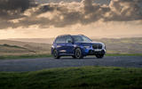24 BMW X7 M60i RT 2023 static front moody skies 24 BMW X7 M60i RT 2023 static front moody skies