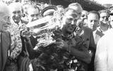 Sir Stirling Moss officially retires at the age of 88