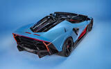 Lambo auto fondo azzurro uniforme 115