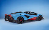 Lambo auto fondo azzurro uniforme 116