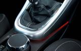 Chrome rings are everywhere: around dials, rotary switches, loudspeakers and gear lever. They help create an aura of quality Vauxhall Astra manual gearbox