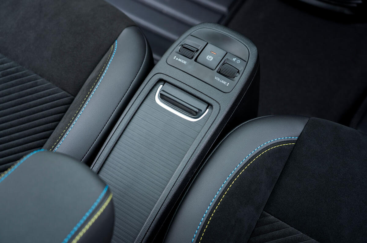 00111 Abarth 500e Convertible UK FD 2023 centre console 00111 Abarth 500e Convertible UK FD 2023 centre console