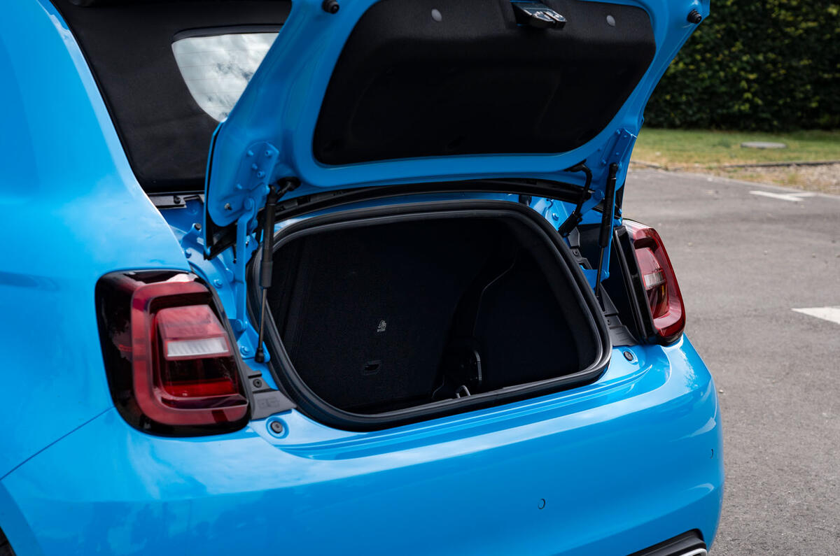 00117 Abarth 500e Convertible UK FD 2023 boot 00117 Abarth 500e Convertible UK FD 2023 boot