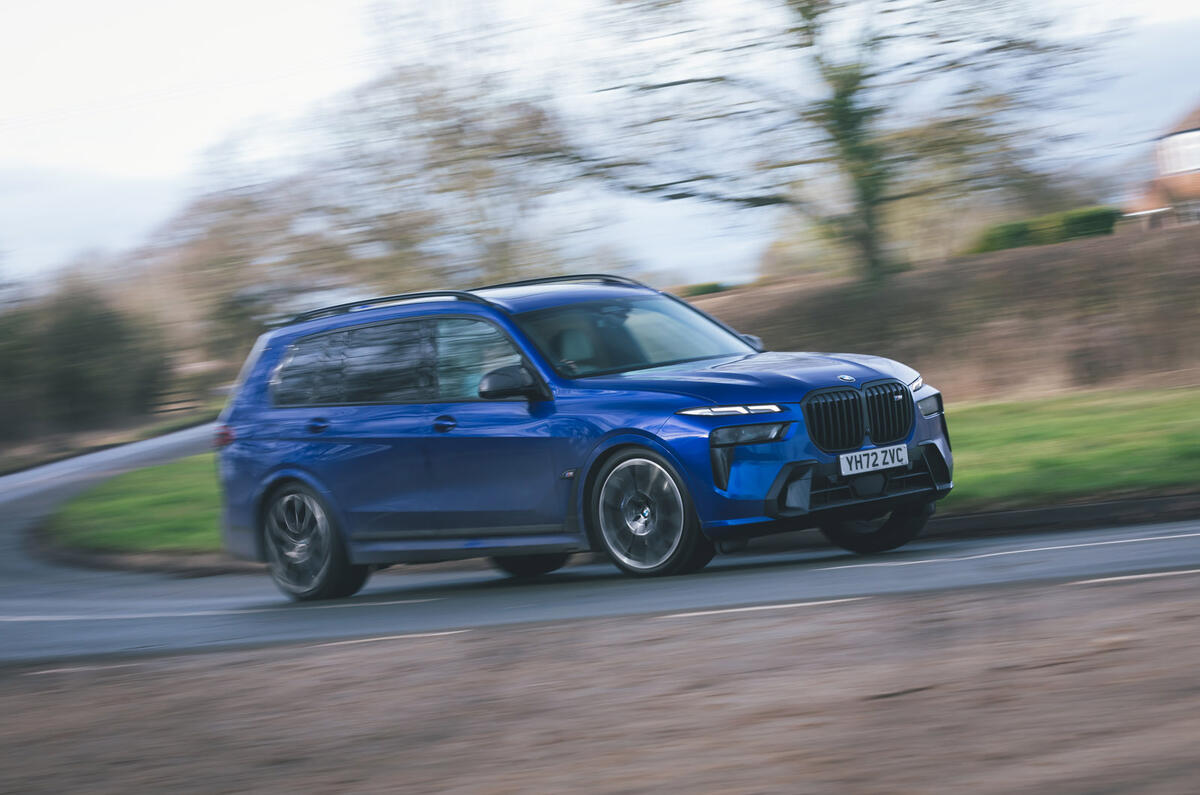 02 BMW X7 M60i RT 2023 front cornering flou artistique 02 BMW X7 M60i RT 2023 front cornering flou artistique