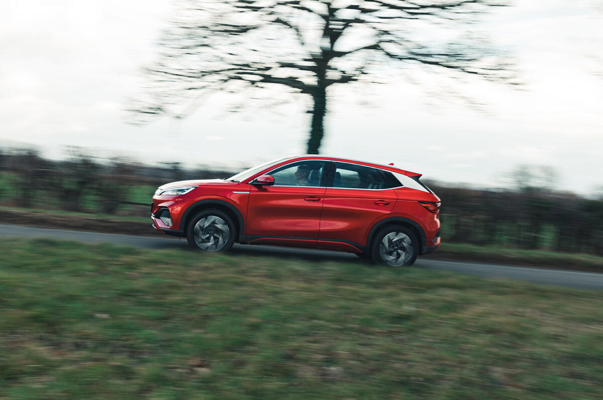 03 BYD Atto 3 RT 2023 side driving