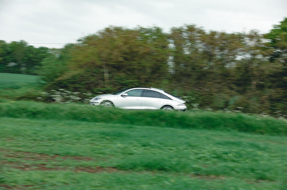 03 Hyundai Ioniq 6 RT 2023 side driving