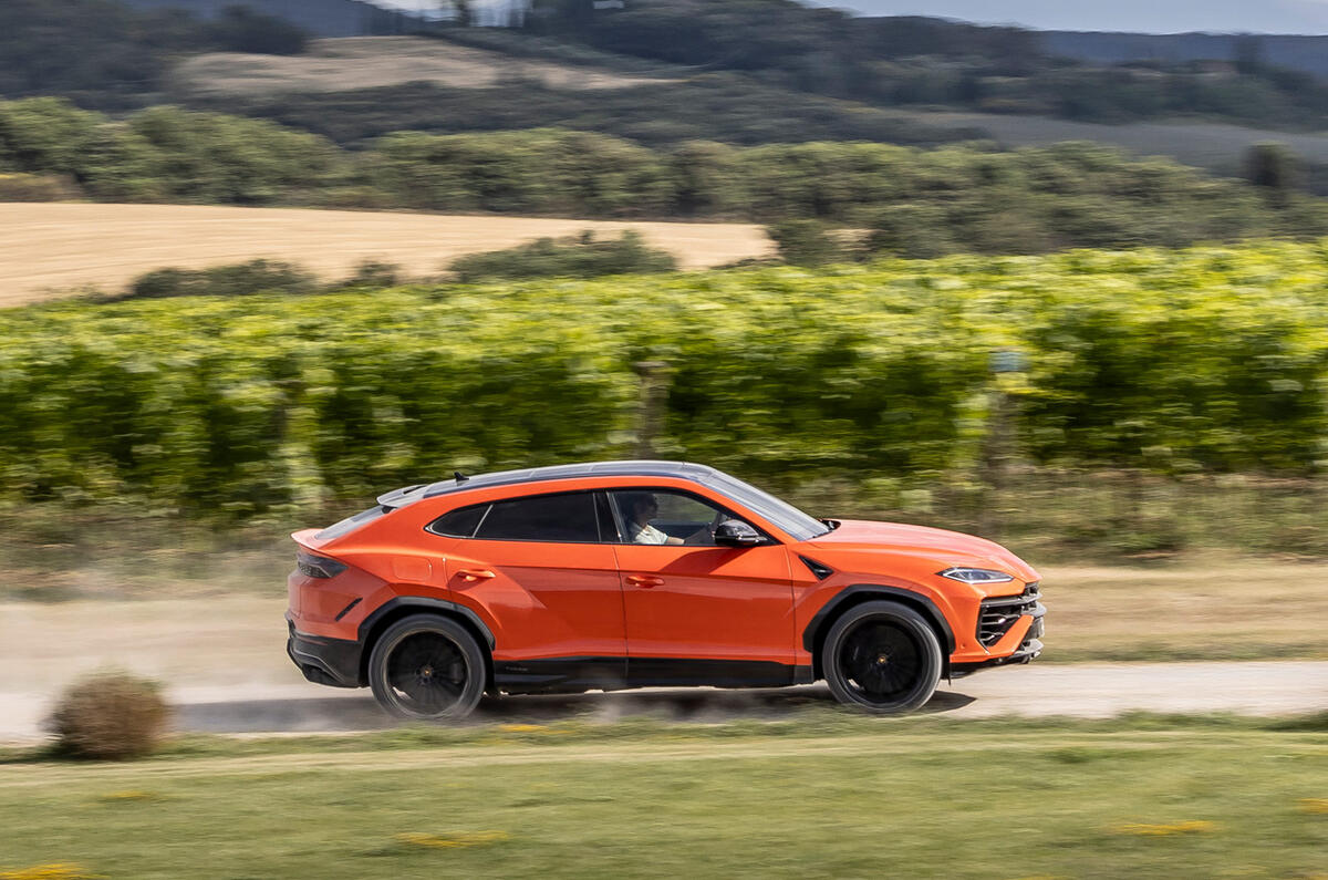 03 Lamborghini Urus SE 2024 review side driving 03 Lamborghini Urus SE 2024 review side driving