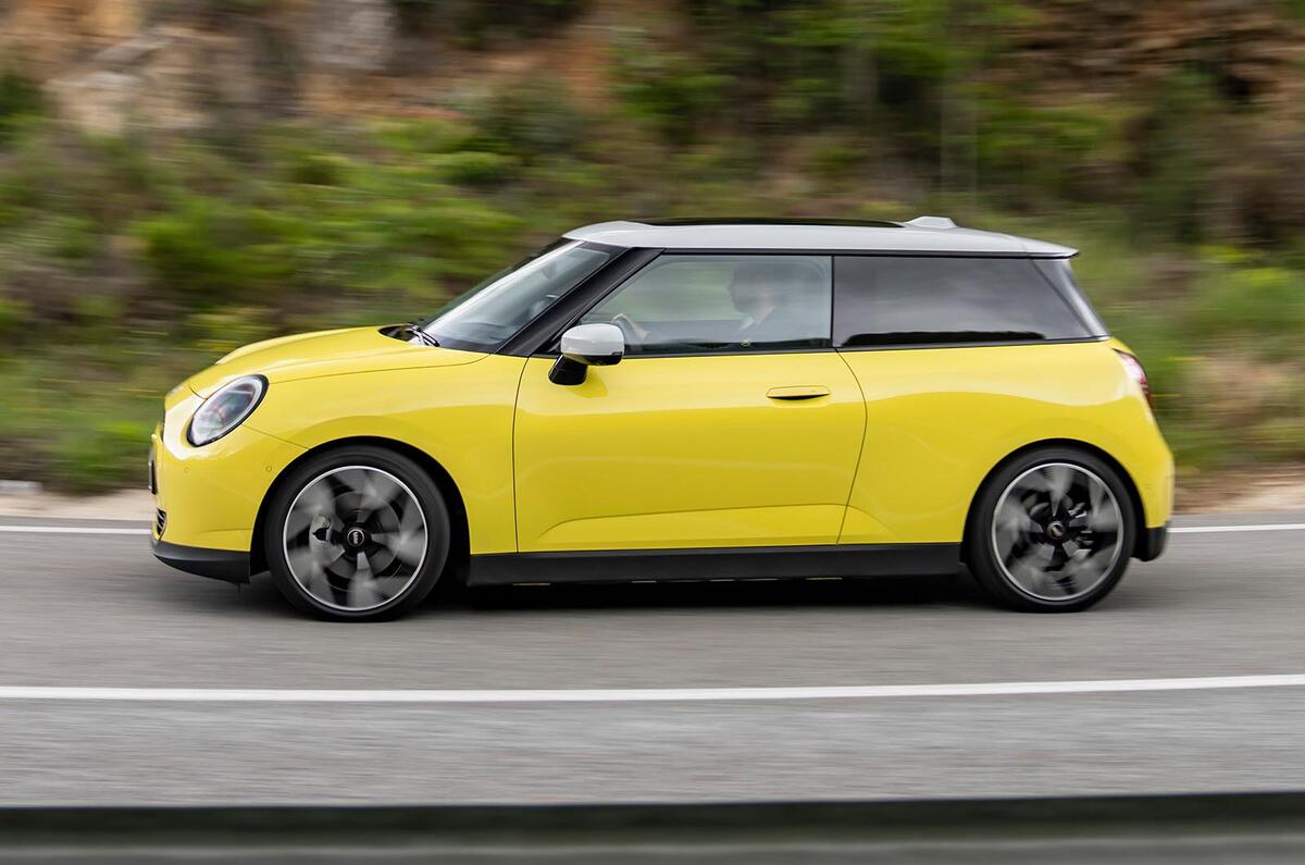 03 mini cooper se review 2024 02 side panning