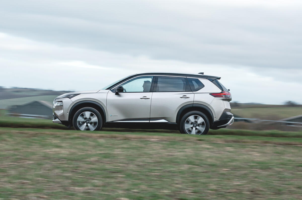 03 Nissan X Trail RT 2023 side driving